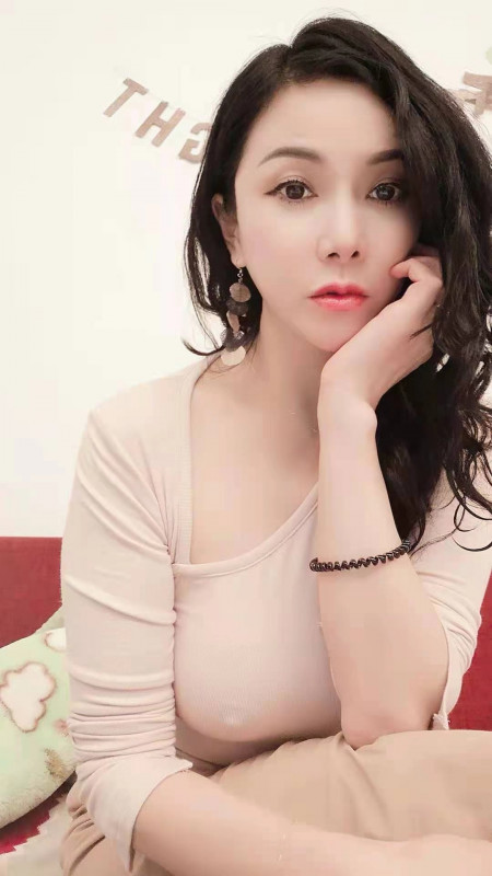 金色领域气质少妇